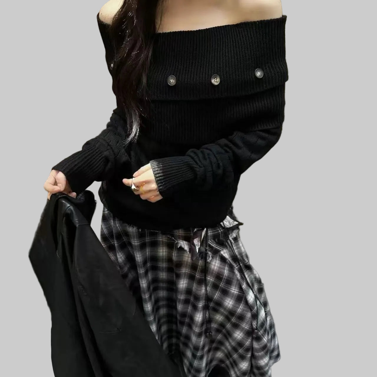 FIONA– OFF-SHOULDER BUTTON KNIT TOP