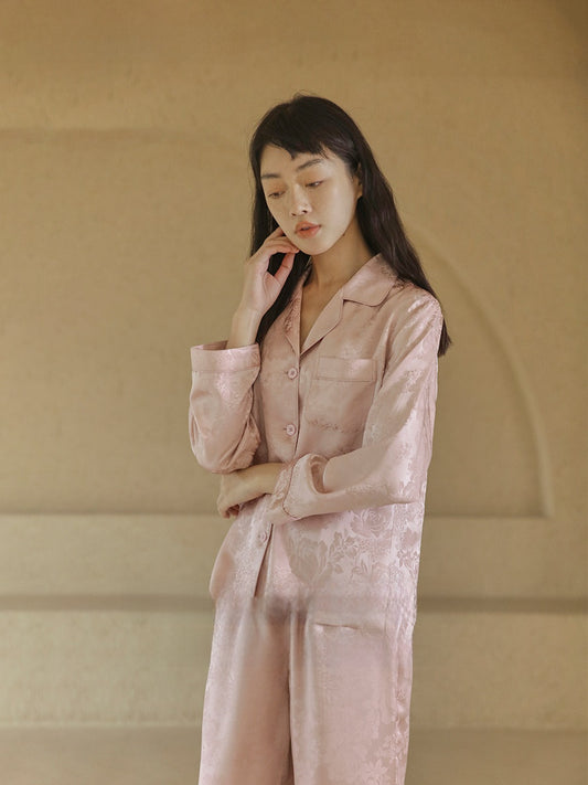 NOIRE – Elegant Silk Cozy Set